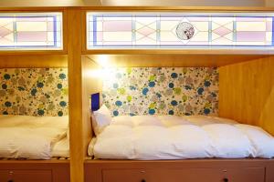zwei Etagenbetten in einem Zimmer mit zwei Fenstern in der Unterkunft Hotel Sanriiott Kitahama - Vacation STAY 33498v in Osaka
