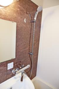 eine Dusche im Bad mit Waschbecken in der Unterkunft Hotel Sanriiott Kitahama - Vacation STAY 33596v in Osaka