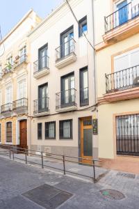 un edificio con ventanas y balcones en una calle en Malaga a Tu Ritmo! Edificio muy tranquilo y moderno! en Málaga