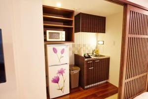 una cocina con nevera con flores púrpuras pintadas en ella en Hotel Sanriiott Kitahama - Vacation STAY 33524v en Osaka