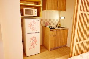 una cucina con frigorifero e forno a microonde di Hotel Sanriiott Kitahama - Vacation STAY 33509v ad Osaka
