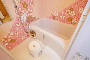 bagno con vasca e servizi igienici di Hotel Sanriiott Kitahama - Vacation STAY 33509v ad Osaka