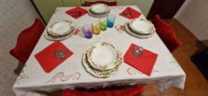 einen Tisch mit Tellern und Gläsern darüber in der Unterkunft B&B NINA in San Benedetto Val di Sambro