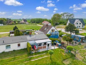 una vista aérea de una casa con patio en Schöner Bungalow in Poel in Strandnähe, en Fährdorf