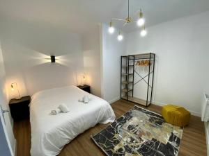 una camera con un letto bianco e un tappeto di Proche festival - centre - lave-linge - wifi fibre ad Avignone