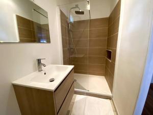 un bagno con lavandino e doccia di Proche festival - centre - lave-linge - wifi fibre ad Avignone