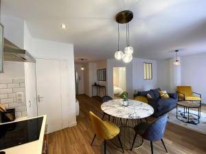 soggiorno con tavolo e sedie di Proche festival - centre - lave-linge - wifi fibre ad Avignone Altre 11 foto