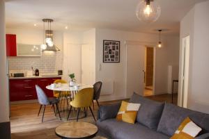 un soggiorno con un divano e un tavolo di Proche festival - centre - lave-linge - wifi fibre ad Avignone