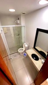Un baño con ducha, inodoro y lavabo. en APARTAMENTO VISTA MAR Até 7 pessoas, en Arraial do Cabo