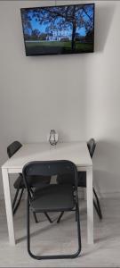 ベルク・シュル・メールにあるCALYPSO 3の白いテーブル(椅子付)、壁掛けテレビ