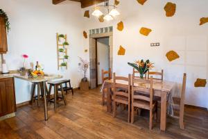 A restaurant or other place to eat at Las Cuevitas del Gamonal