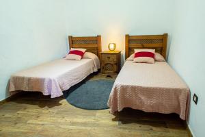 A bed or beds in a room at Las Cuevitas del Gamonal Még 35 kép