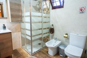 A bathroom at Las Cuevitas del Gamonal