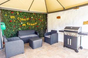 A seating area at Las Cuevitas del Gamonal