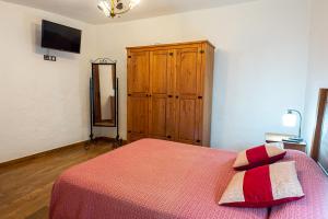 A bed or beds in a room at Las Cuevitas del Gamonal