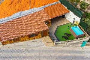 The swimming pool at or close to Las Cuevitas del Gamonal