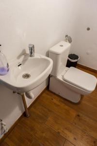 A bathroom at Las Cuevitas del Gamonal
