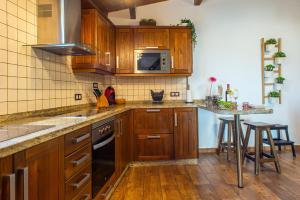 A kitchen or kitchenette at Las Cuevitas del Gamonal