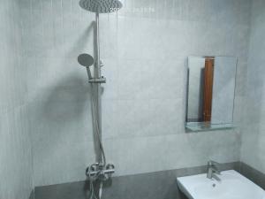 um chuveiro na casa de banho com um lavatório e um espelho em Ha-Li em Argavand