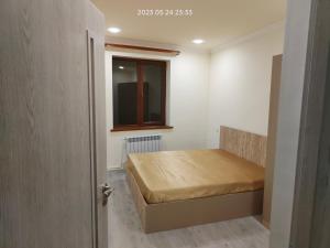 um pequeno quarto com uma cama e uma janela em Ha-Li em Argavand