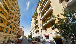 uma vista para uma rua da cidade com edifícios e carros em B&B Exa Rooms - Just Rome em Roma