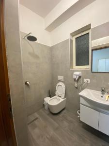 un bagno con un water e un lavandino di Villa Arli&Eris a Vlorë Altre 37 foto
