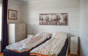 een bed met een gestreepte deken in een slaapkamer bij Valvik in Tansøy