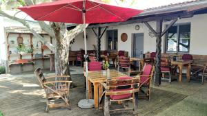 A restaurant or other place to eat at Weingut & Gästehaus Markus Tschida