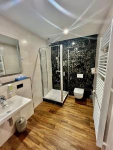 un bagno con doccia, lavandino e WC di Hotel Gasthof Metzgerei Drei Linden a Fulda