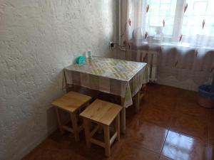 uma mesa e dois bancos numa sala em 3 кімнатна квартира на вул. Калинова. em Dnipro