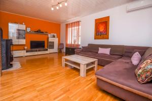 - un salon avec un canapé et une table dans l'établissement Apartment Bosiljka, à Rogoznica