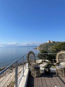 balcone con 2 sedie e vista sull'acqua di La Casa di Mia a Cagliari