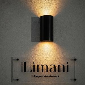 una luz colgando del techo de una habitación en Limani elegant apartments, en Suda