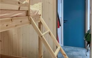 Letto a castello in legno con scala in camera di Cozy Apartment In Fl With Kitchen a Flå