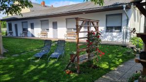 A garden outside Weingut & Gästehaus Markus Tschida