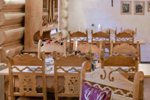 Reštaurácia alebo iné gastronomické zariadenie v ubytovaní Góralski Gościniec & SPA