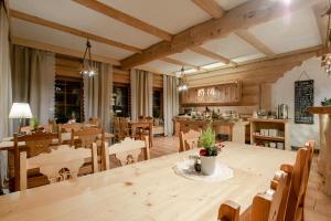 Reštaurácia alebo iné gastronomické zariadenie v ubytovaní Góralski Gościniec & SPA