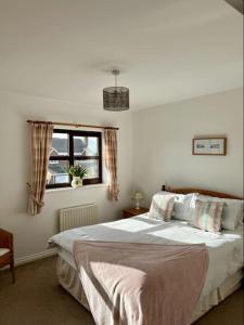 a bedroom with a bed and a window at Rockview Beadnell - Perfect Family Retreat in Beadnell