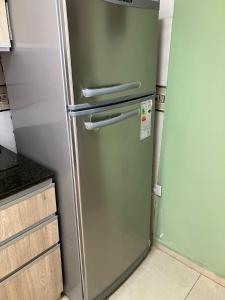 einen alten Kühlschrank in einer Küche neben einer Theke in der Unterkunft Maximo confort en Salta in Salta