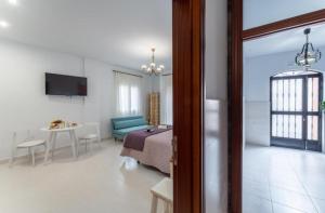 Televízia a/alebo spoločenská miestnosť v ubytovaní Villa Augusto Cosy Romance