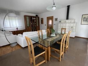 une salle à manger avec une table et des chaises en verre dans l'établissement La Casa degli Orologi, à Belluno
