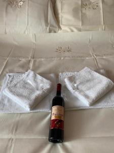 - une bouteille de vin assise au-dessus du lit dans l'établissement Apartman Snezana Kalimanj, à Tivat