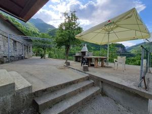 patio con tavolo e ombrellone di Ljuta Village a Kolašin