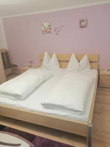 アンベルク・イム・ランマータールにあるFerienwohnung Marianneのベッド(白いシーツ、枕付)