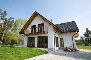 Biały dom z czarnym dachem w obiekcie Chalet Deer Trail Tatranská Lomnica w Tatrzańskiej Łomnicy