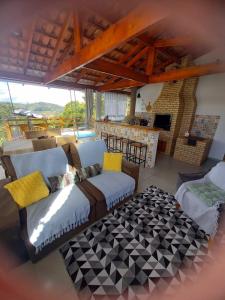 ein Wohnzimmer mit einem Sofa und einem Tisch in der Unterkunft Cantin da Mata in Domingos Martins