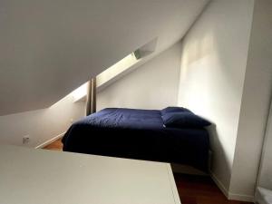 - une chambre avec un lit dans une petite pièce dans l'établissement Appartement T2 - classé 3 étoiles - 4+2, à Bagnères-de-Bigorre