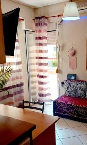- un salon avec un canapé et une table dans l'établissement Studio near University of Thessaly, à Larissa