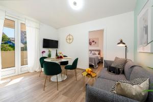 ein Wohnzimmer mit einem Sofa und einem Tisch in der Unterkunft Apartment Kate with FREE PARKING in Dubrovnik