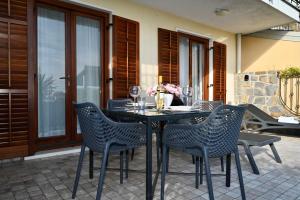 een zwarte tafel en stoelen op een patio bij Sea Star Apartment in Koper +21 foto's